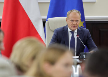 10.09.2025. Warszawa. Premier Donald Tusk na nadzwyczajnym posiedzeniu rządu w KPRM w Warszawie w związku z nocnym naruszeniem polskiej przestrzeni powietrznej przez rosyjskie drony / Fot. PAP - Szymon Pulcyn