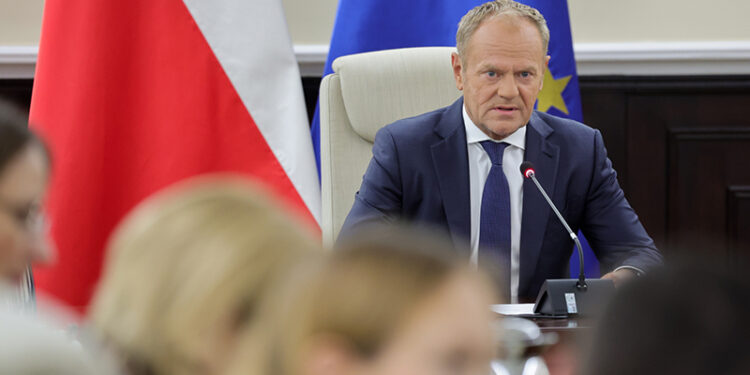 10.09.2025. Warszawa. Premier Donald Tusk na nadzwyczajnym posiedzeniu rządu w KPRM w Warszawie w związku z nocnym naruszeniem polskiej przestrzeni powietrznej przez rosyjskie drony / Fot. PAP - Szymon Pulcyn