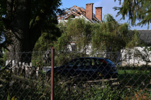 10.09.2025. Wyryki. Zniszczony przez drona dach budynku mieszkalnego w miejscowości Wyryki. W nocy przestrzeń powietrzna Polski została wielokrotnie naruszona przez rosyjskie drony / Fot. PAP - Wojtek Jargiło
