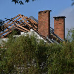 10.09.2025. Wyryki. Zniszczony przez drona dach budynku mieszkalnego w miejscowości Wyryki. W nocy przestrzeń powietrzna Polski została wielokrotnie naruszona przez rosyjskie drony / Fot. PAP - Wojtek Jargiło