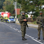 10.09.2025. Wyryki. Zniszczony przez drona dach budynku mieszkalnego w miejscowości Wyryki. W nocy przestrzeń powietrzna Polski została wielokrotnie naruszona przez rosyjskie drony / Fot. PAP - Wojtek Jargiło