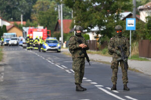 10.09.2025. Wyryki. Zniszczony przez drona dach budynku mieszkalnego w miejscowości Wyryki. W nocy przestrzeń powietrzna Polski została wielokrotnie naruszona przez rosyjskie drony / Fot. PAP - Wojtek Jargiło