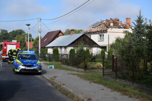 10.09.2025. Wyryki. Zniszczony przez drona dach budynku mieszkalnego w miejscowości Wyryki. W nocy przestrzeń powietrzna Polski została wielokrotnie naruszona przez rosyjskie drony / Fot. PAP - Wojtek Jargiło