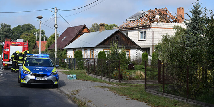 10.09.2025. Wyryki. Zniszczony przez drona dach budynku mieszkalnego w miejscowości Wyryki. W nocy przestrzeń powietrzna Polski została wielokrotnie naruszona przez rosyjskie drony / Fot. PAP - Wojtek Jargiło
