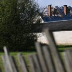 10.09.2025. Wyryki. Zniszczony przez drona dach budynku mieszkalnego w miejscowości Wyryki. W nocy przestrzeń powietrzna Polski została wielokrotnie naruszona przez rosyjskie drony / Fot. PAP - Wojtek Jargiło