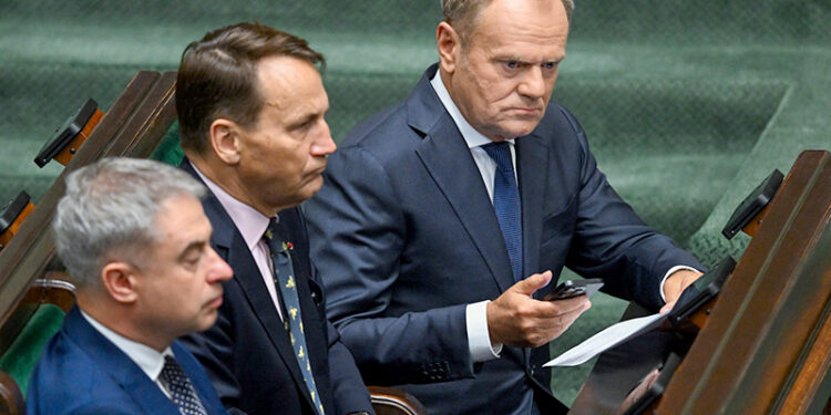 10.09.2025. Warszawa Premier Donald Tusk, wicepremier, minister spraw zagranicznych Radosław Sikorski i wicepremier, minister cyfryzacji Krzysztof Gawkowski podczas posiedzenia Sejmu w Warszawie / Fot. PAP - Radek Pietruszka