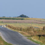 10.09.2025. Mniszków (pow. opoczyński). Służby w okolicach miejsca upadku rosyjskiego drona w miejscowości Mniszków. W nocy z wtorku na środę doszło do naruszenia polskiej przestrzeni powietrznej przez dużą liczbę rosyjskich dronów. Drony, które stanowiły bezpośrednie zagrożenie, zostały zestrzelone / Fot. PAP - Marian Zubrzycki