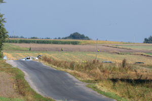 Mniszków (pow. opoczyński), 10.09.2025. Służby w okolicach miejsca upadku rosyjskiego drona w miejscowości Mniszków, 10 bm. W nocy z wtorku na środę doszło do naruszenia polskiej przestrzeni powietrznej przez dużą liczbę rosyjskich dronów. Drony, które stanowiły bezpośrednie zagrożenie, zostały zestrzelone. (ad) PAP/Marian Zubrzycki ***Do tego materiału zdjęciowego dostępna jest również depesza w systemie CSI, pt.: Łódzkie/ Kolejny dron odnaleziony na polu w okolicach Mniszkowa***