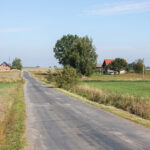 10.09.2025. Mniszków (pow. opoczyński). Służby w okolicach miejsca upadku rosyjskiego drona w miejscowości Mniszków. W nocy z wtorku na środę doszło do naruszenia polskiej przestrzeni powietrznej przez dużą liczbę rosyjskich dronów. Drony, które stanowiły bezpośrednie zagrożenie, zostały zestrzelone / Fot. PAP - Marian Zubrzycki