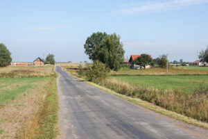 Mniszków (pow. opoczyński), 10.09.2025. Służby w okolicach miejsca upadku rosyjskiego drona w miejscowości Mniszków, 10 bm. W nocy z wtorku na środę doszło do naruszenia polskiej przestrzeni powietrznej przez dużą liczbę rosyjskich dronów. Drony, które stanowiły bezpośrednie zagrożenie, zostały zestrzelone. (ad) PAP/Marian Zubrzycki ***Do tego materiału zdjęciowego dostępna jest również depesza w systemie CSI, pt.: Łódzkie/ Kolejny dron odnaleziony na polu w okolicach Mniszkowa***