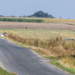 10.09.2025. Mniszków (pow. opoczyński). Służby w okolicach miejsca upadku rosyjskiego drona w miejscowości Mniszków. W nocy z wtorku na środę doszło do naruszenia polskiej przestrzeni powietrznej przez dużą liczbę rosyjskich dronów. Drony, które stanowiły bezpośrednie zagrożenie, zostały zestrzelone / Fot. PAP - Marian Zubrzycki