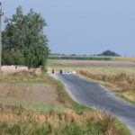 10.09.2025. Mniszków (pow. opoczyński). Służby w okolicach miejsca upadku rosyjskiego drona w miejscowości Mniszków. W nocy z wtorku na środę doszło do naruszenia polskiej przestrzeni powietrznej przez dużą liczbę rosyjskich dronów. Drony, które stanowiły bezpośrednie zagrożenie, zostały zestrzelone / Fot. PAP - Marian Zubrzycki