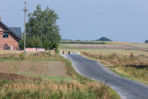 Mniszków (pow. opoczyński), 10.09.2025. Służby w okolicach miejsca upadku rosyjskiego drona w miejscowości Mniszków, 10 bm. W nocy z wtorku na środę doszło do naruszenia polskiej przestrzeni powietrznej przez dużą liczbę rosyjskich dronów. Drony, które stanowiły bezpośrednie zagrożenie, zostały zestrzelone. (ad) PAP/Marian Zubrzycki ***Do tego materiału zdjęciowego dostępna jest również depesza w systemie CSI, pt.: Łódzkie/ Kolejny dron odnaleziony na polu w okolicach Mniszkowa***