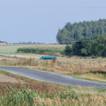 10.09.2025. Mniszków (pow. opoczyński). Służby w okolicach miejsca upadku rosyjskiego drona w miejscowości Mniszków. W nocy z wtorku na środę doszło do naruszenia polskiej przestrzeni powietrznej przez dużą liczbę rosyjskich dronów. Drony, które stanowiły bezpośrednie zagrożenie, zostały zestrzelone / Fot. PAP - Marian Zubrzycki