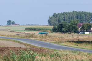 Mniszków (pow. opoczyński), 10.09.2025. Służby w okolicach miejsca upadku rosyjskiego drona w miejscowości Mniszków, 10 bm. W nocy z wtorku na środę doszło do naruszenia polskiej przestrzeni powietrznej przez dużą liczbę rosyjskich dronów. Drony, które stanowiły bezpośrednie zagrożenie, zostały zestrzelone. (ad) PAP/Marian Zubrzycki ***Do tego materiału zdjęciowego dostępna jest również depesza w systemie CSI, pt.: Łódzkie/ Kolejny dron odnaleziony na polu w okolicach Mniszkowa***