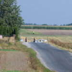 10.09.2025. Mniszków (pow. opoczyński). Służby w okolicach miejsca upadku rosyjskiego drona w miejscowości Mniszków. W nocy z wtorku na środę doszło do naruszenia polskiej przestrzeni powietrznej przez dużą liczbę rosyjskich dronów. Drony, które stanowiły bezpośrednie zagrożenie, zostały zestrzelone / Fot. PAP - Marian Zubrzycki