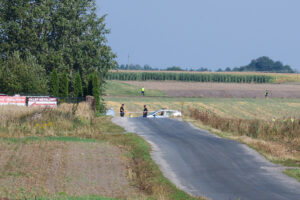 Mniszków (pow. opoczyński), 10.09.2025. Służby w okolicach miejsca upadku rosyjskiego drona w miejscowości Mniszków, 10 bm. W nocy z wtorku na środę doszło do naruszenia polskiej przestrzeni powietrznej przez dużą liczbę rosyjskich dronów. Drony, które stanowiły bezpośrednie zagrożenie, zostały zestrzelone. (ad) PAP/Marian Zubrzycki ***Do tego materiału zdjęciowego dostępna jest również depesza w systemie CSI, pt.: Łódzkie/ Kolejny dron odnaleziony na polu w okolicach Mniszkowa***