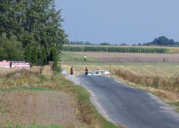 10.09.2025. Mniszków (pow. opoczyński). Służby w okolicach miejsca upadku rosyjskiego drona w miejscowości Mniszków. W nocy z wtorku na środę doszło do naruszenia polskiej przestrzeni powietrznej przez dużą liczbę rosyjskich dronów. Drony, które stanowiły bezpośrednie zagrożenie, zostały zestrzelone / Fot. PAP - Marian Zubrzycki