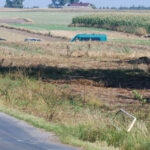 10.09.2025. Mniszków (pow. opoczyński). Służby w okolicach miejsca upadku rosyjskiego drona w miejscowości Mniszków. W nocy z wtorku na środę doszło do naruszenia polskiej przestrzeni powietrznej przez dużą liczbę rosyjskich dronów. Drony, które stanowiły bezpośrednie zagrożenie, zostały zestrzelone / Fot. PAP - Marian Zubrzycki