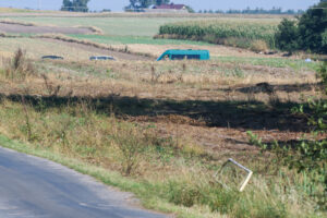 Mniszków (pow. opoczyński), 10.09.2025. Służby w okolicach miejsca upadku rosyjskiego drona w miejscowości Mniszków, 10 bm. W nocy z wtorku na środę doszło do naruszenia polskiej przestrzeni powietrznej przez dużą liczbę rosyjskich dronów. Drony, które stanowiły bezpośrednie zagrożenie, zostały zestrzelone. (ad) PAP/Marian Zubrzycki ***Do tego materiału zdjęciowego dostępna jest również depesza w systemie CSI, pt.: Łódzkie/ Kolejny dron odnaleziony na polu w okolicach Mniszkowa***