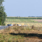 10.09.2025. Mniszków (pow. opoczyński). Służby w okolicach miejsca upadku rosyjskiego drona w miejscowości Mniszków. W nocy z wtorku na środę doszło do naruszenia polskiej przestrzeni powietrznej przez dużą liczbę rosyjskich dronów. Drony, które stanowiły bezpośrednie zagrożenie, zostały zestrzelone / Fot. PAP - Marian Zubrzycki