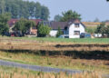 Mniszków (pow. opoczyński), 10.09.2025. Służby w okolicach miejsca upadku rosyjskiego drona w miejscowości Mniszków, 10 bm. W nocy z wtorku na środę doszło do naruszenia polskiej przestrzeni powietrznej przez dużą liczbę rosyjskich dronów. Drony, które stanowiły bezpośrednie zagrożenie, zostały zestrzelone. (ad) PAP/Marian Zubrzycki ***Do tego materiału zdjęciowego dostępna jest również depesza w systemie CSI, pt.: Łódzkie/ Kolejny dron odnaleziony na polu w okolicach Mniszkowa***