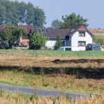 10.09.2025. Mniszków (pow. opoczyński). Służby w okolicach miejsca upadku rosyjskiego drona w miejscowości Mniszków. W nocy z wtorku na środę doszło do naruszenia polskiej przestrzeni powietrznej przez dużą liczbę rosyjskich dronów. Drony, które stanowiły bezpośrednie zagrożenie, zostały zestrzelone / Fot. PAP - Marian Zubrzycki