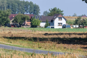 Mniszków (pow. opoczyński), 10.09.2025. Służby w okolicach miejsca upadku rosyjskiego drona w miejscowości Mniszków, 10 bm. W nocy z wtorku na środę doszło do naruszenia polskiej przestrzeni powietrznej przez dużą liczbę rosyjskich dronów. Drony, które stanowiły bezpośrednie zagrożenie, zostały zestrzelone. (ad) PAP/Marian Zubrzycki ***Do tego materiału zdjęciowego dostępna jest również depesza w systemie CSI, pt.: Łódzkie/ Kolejny dron odnaleziony na polu w okolicach Mniszkowa***