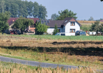 Mniszków (pow. opoczyński), 10.09.2025. Służby w okolicach miejsca upadku rosyjskiego drona w miejscowości Mniszków, 10 bm. W nocy z wtorku na środę doszło do naruszenia polskiej przestrzeni powietrznej przez dużą liczbę rosyjskich dronów. Drony, które stanowiły bezpośrednie zagrożenie, zostały zestrzelone. (ad) PAP/Marian Zubrzycki ***Do tego materiału zdjęciowego dostępna jest również depesza w systemie CSI, pt.: Łódzkie/ Kolejny dron odnaleziony na polu w okolicach Mniszkowa***