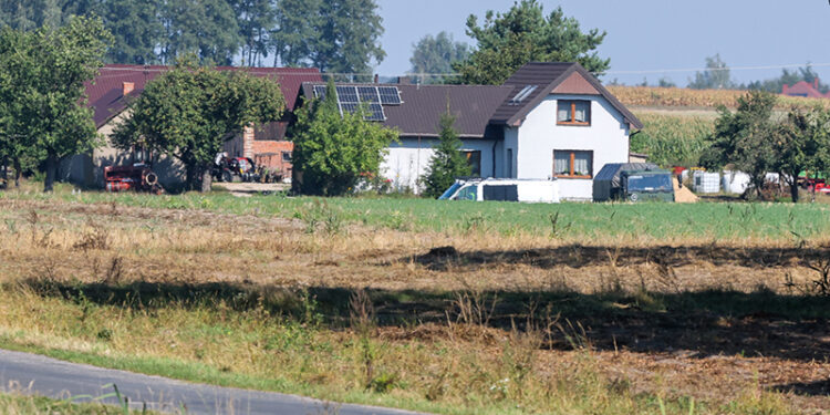 Mniszków (pow. opoczyński), 10.09.2025. Służby w okolicach miejsca upadku rosyjskiego drona w miejscowości Mniszków, 10 bm. W nocy z wtorku na środę doszło do naruszenia polskiej przestrzeni powietrznej przez dużą liczbę rosyjskich dronów. Drony, które stanowiły bezpośrednie zagrożenie, zostały zestrzelone. (ad) PAP/Marian Zubrzycki ***Do tego materiału zdjęciowego dostępna jest również depesza w systemie CSI, pt.: Łódzkie/ Kolejny dron odnaleziony na polu w okolicach Mniszkowa***