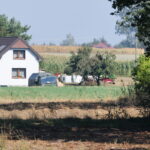 10.09.2025. Mniszków (pow. opoczyński). Służby w okolicach miejsca upadku rosyjskiego drona w miejscowości Mniszków. W nocy z wtorku na środę doszło do naruszenia polskiej przestrzeni powietrznej przez dużą liczbę rosyjskich dronów. Drony, które stanowiły bezpośrednie zagrożenie, zostały zestrzelone / Fot. PAP - Marian Zubrzycki