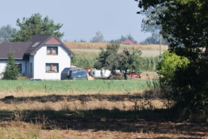 Mniszków (pow. opoczyński), 10.09.2025. Służby w okolicach miejsca upadku rosyjskiego drona w miejscowości Mniszków, 10 bm. W nocy z wtorku na środę doszło do naruszenia polskiej przestrzeni powietrznej przez dużą liczbę rosyjskich dronów. Drony, które stanowiły bezpośrednie zagrożenie, zostały zestrzelone. (ad) PAP/Marian Zubrzycki ***Do tego materiału zdjęciowego dostępna jest również depesza w systemie CSI, pt.: Łódzkie/ Kolejny dron odnaleziony na polu w okolicach Mniszkowa***