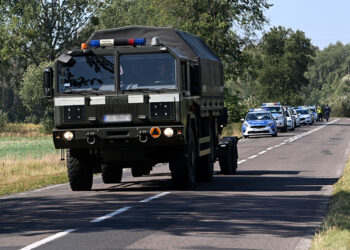 10.09.2025. Krzywowierzba-Kolonia. Służby w miejscu upadku rosyjskiego drona w miejscowości Krzywowierzba-Kolonia. W nocy przestrzeń powietrzna Polski została wielokrotnie naruszona przez rosyjskie drony / Fot. PAP - Wojtek Jargiło
