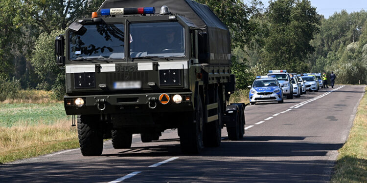 10.09.2025. Krzywowierzba-Kolonia. Służby w miejscu upadku rosyjskiego drona w miejscowości Krzywowierzba-Kolonia. W nocy przestrzeń powietrzna Polski została wielokrotnie naruszona przez rosyjskie drony / Fot. PAP - Wojtek Jargiło