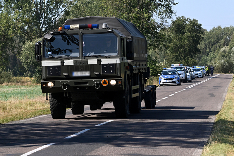 10.09.2025. Krzywowierzba-Kolonia. Służby w miejscu upadku rosyjskiego drona w miejscowości Krzywowierzba-Kolonia. W nocy przestrzeń powietrzna Polski została wielokrotnie naruszona przez rosyjskie drony / Fot. PAP - Wojtek Jargiło 10.09.2025. Krzywowierzba-Kolonia. Służby w miejscu upadku rosyjskiego drona w miejscowości Krzywowierzba-Kolonia. W nocy przestrzeń powietrzna Polski została wielokrotnie naruszona przez rosyjskie drony / Fot. PAP - Wojtek Jargiło