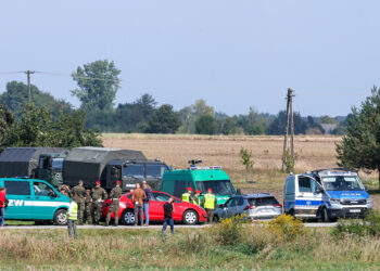 10.09.2025. Mniszków (pow. opoczyński). Służby w okolicach miejsca upadku rosyjskiego drona w miejscowości Mniszków. W nocy z wtorku na środę doszło do naruszenia polskiej przestrzeni powietrznej przez dużą liczbę rosyjskich dronów. Drony, które stanowiły bezpośrednie zagrożenie, zostały zestrzelone / Fot. PAP - Marian Zubrzycki