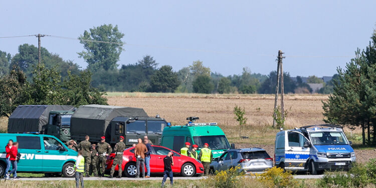 10.09.2025. Mniszków (pow. opoczyński). Służby w okolicach miejsca upadku rosyjskiego drona w miejscowości Mniszków. W nocy z wtorku na środę doszło do naruszenia polskiej przestrzeni powietrznej przez dużą liczbę rosyjskich dronów. Drony, które stanowiły bezpośrednie zagrożenie, zostały zestrzelone / Fot. PAP - Marian Zubrzycki