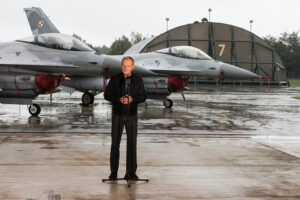11.09.2025. Łask. Premier Donald Tusk w 32. Bazie Lotnictwa Taktycznego w Łasku / Fot. PAP - Marian Zubrzycki