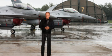 11.09.2025. Łask. Premier Donald Tusk w 32. Bazie Lotnictwa Taktycznego w Łasku / Fot. PAP - Marian Zubrzycki