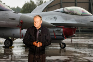 11.09.2025. Łask. Premier Donald Tusk w 32. Bazie Lotnictwa Taktycznego w Łasku / Fot. PAP - Marian Zubrzycki