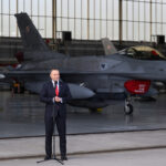 11.09.2025. Poznań Krzesiny. Prezydent RP Karol Nawrocki na terenie 31. Bazy Lotnictwa Taktycznego Poznań Krzesiny / Fot. PAP - Jakub Kaczmarczyk