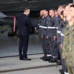 11.09.2025. Poznań Krzesiny. Prezydent RP Karol Nawrocki na terenie 31. Bazy Lotnictwa Taktycznego Poznań Krzesiny / Fot. PAP - Jakub Kaczmarczyk