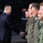 11.09.2025. Poznań Krzesiny. Prezydent RP Karol Nawrocki na terenie 31. Bazy Lotnictwa Taktycznego Poznań Krzesiny / Fot. PAP - Jakub Kaczmarczyk