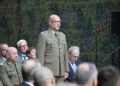 15.09.2025. Kraków. Płk lek. Mariusz Kiszka (w środku) podczas uroczystości powołania Dowództwa Wojsk Medycznych na terenie 6. Brygady Powietrznodesantowej w Krakowie / Fot. PAP - Łukasz Gągulski