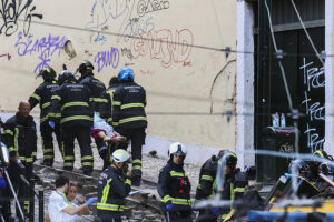 Portugalia. Lizbona. Wypadek kolejki linowo-terenowej / Fot. PAP/EPA - Miguel A. Lopes
