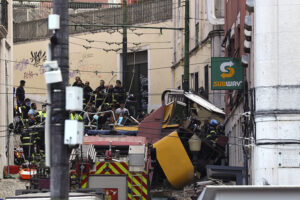 Portugalia. Lizbona. Wypadek kolejki linowo-terenowej / Fot. PAP/EPA - Miguel A. Lopes