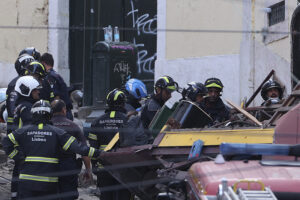 Portugalia. Lizbona. Wypadek kolejki linowo-terenowej / Fot. PAP/EPA - Miguel A. Lopes