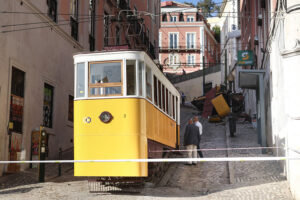 Portugalia. Lizbona. Wypadek kolejki linowo-terenowej / Fot. PAP/EPA - Tiago Petinga