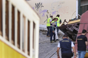 Portugalia. Lizbona. Wypadek kolejki linowo-terenowej / Fot. PAP/EPA - Tiago Petinga