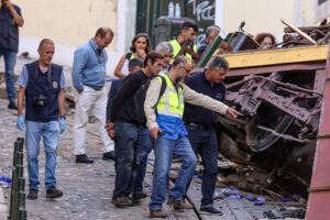Portugalia. Lizbona. Wypadek kolejki linowo-terenowej / Fot. PAP/EPA - Tiago Petinga